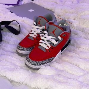 Red Jordan 3 retro